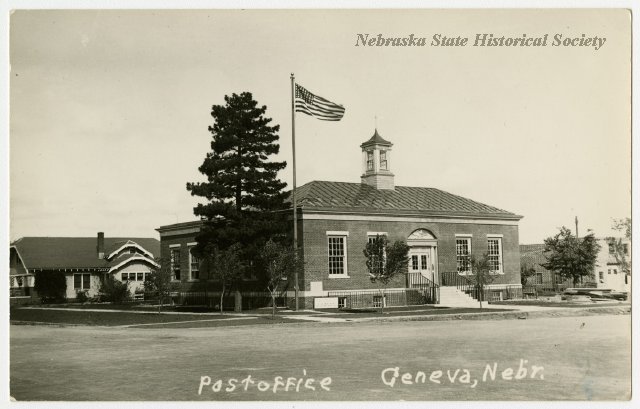 A picture postcard of the US Post Office in Geneva, NE.